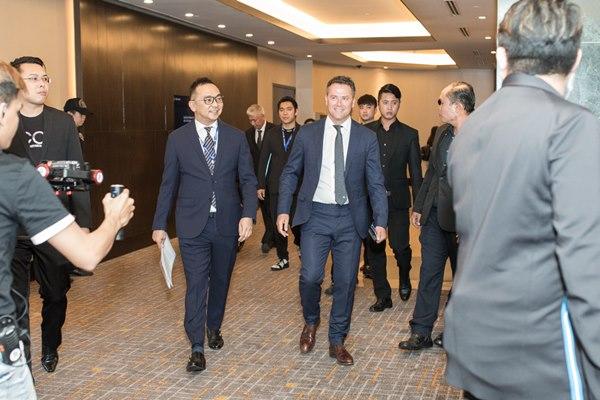 Danh thủ Michael Owen lần đầu trình diễn trên sàn catwalk Việt-1