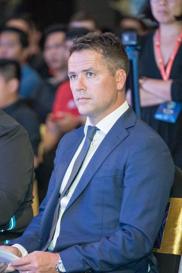 Danh thủ Michael Owen lần đầu trình diễn trên sàn catwalk Việt-5