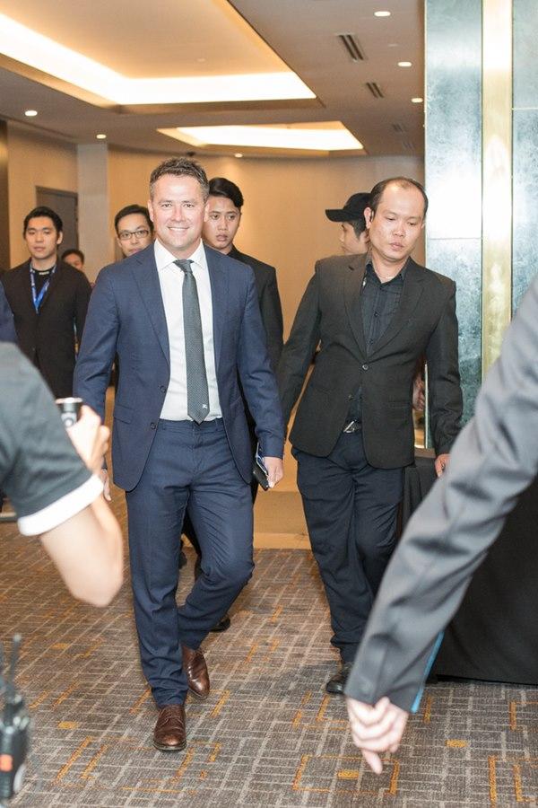Danh thủ Michael Owen lần đầu trình diễn trên sàn catwalk Việt-2