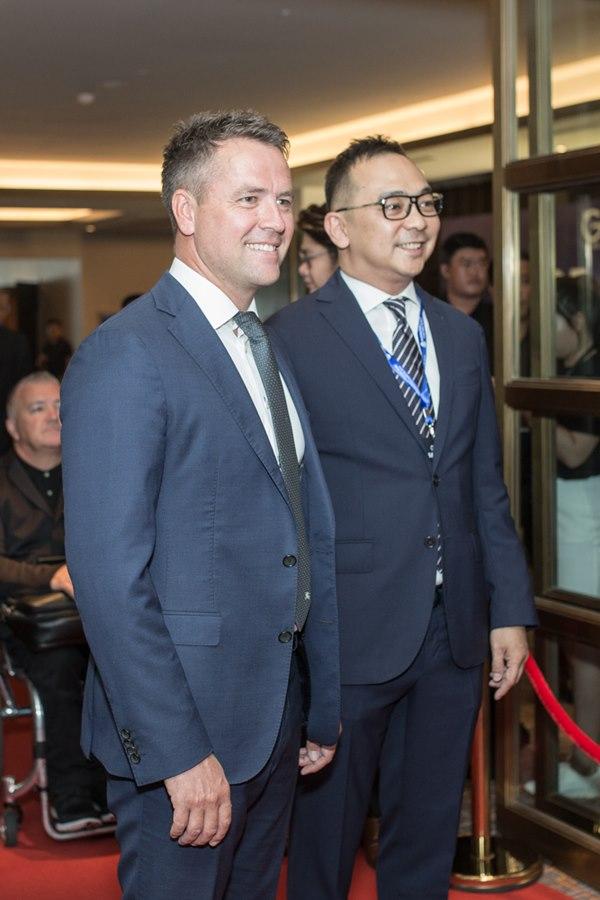 Danh thủ Michael Owen lần đầu trình diễn trên sàn catwalk Việt-4