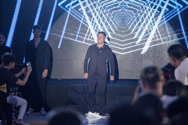 Danh thủ Michael Owen lần đầu trình diễn trên sàn catwalk Việt-7