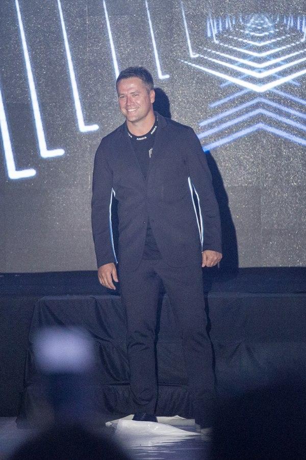 Danh thủ Michael Owen lần đầu trình diễn trên sàn catwalk Việt-8