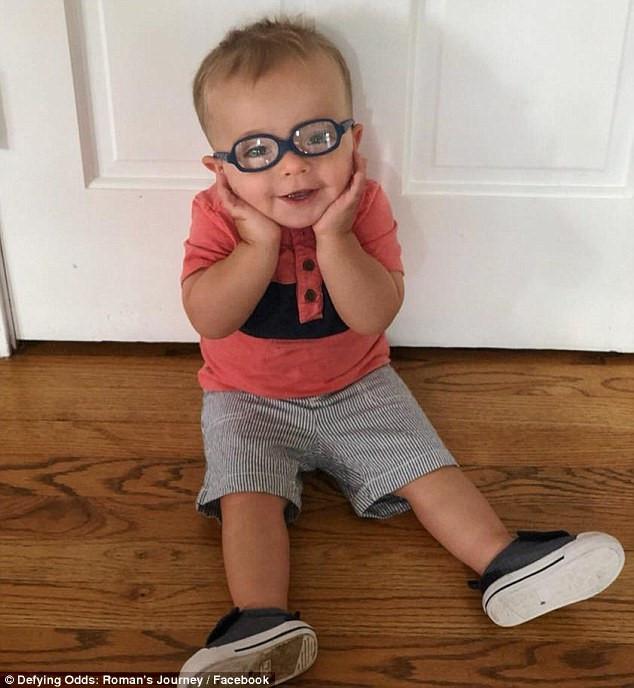 Bé trai 2 tuổi truyền cảm hứng cho hàng triệu người với clip tập đi-1