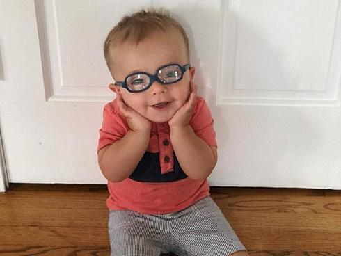 Bé trai 2 tuổi truyền cảm hứng cho hàng triệu người với clip tập đi