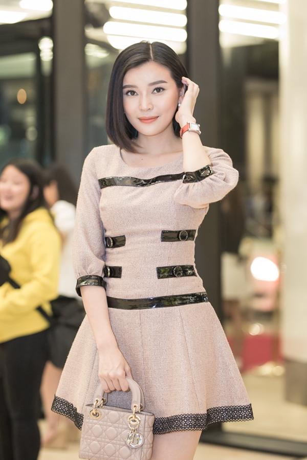 Mỹ nhân Hậu duệ mặt trời phiên bản Việt hào hứng chụp ảnh cùng Michael Owen-5