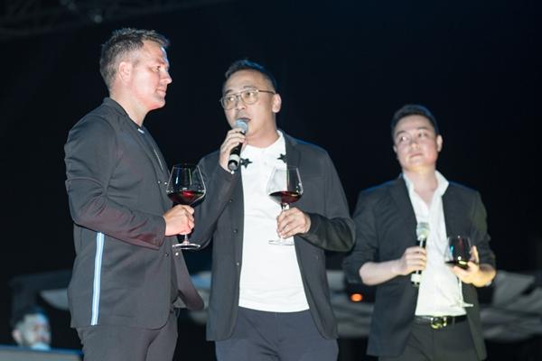 Mỹ nhân Hậu duệ mặt trời phiên bản Việt hào hứng chụp ảnh cùng Michael Owen-1