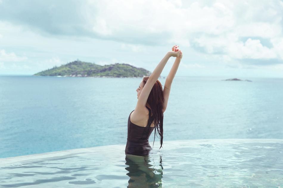 Địch Lệ Nhiệt Ba khoe khoảnh khắc hiếm hoi diện bikini đẹp như tiên nữ-2