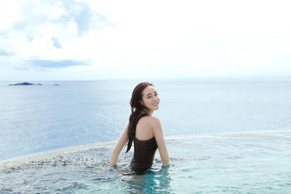 Địch Lệ Nhiệt Ba khoe khoảnh khắc hiếm hoi diện bikini đẹp như tiên nữ-3