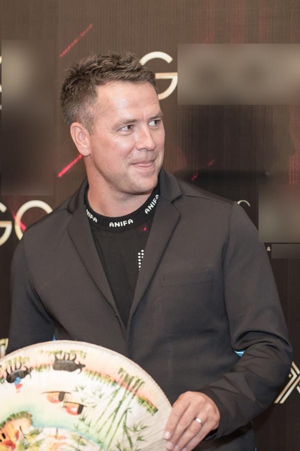 Mỹ nhân Hậu duệ mặt trời phiên bản Việt hào hứng chụp ảnh cùng Michael Owen-2