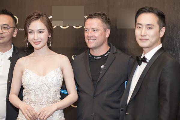 Mỹ nhân Hậu duệ mặt trời phiên bản Việt hào hứng chụp ảnh cùng Michael Owen-13