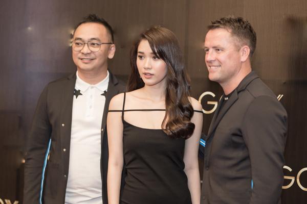 Mỹ nhân Hậu duệ mặt trời phiên bản Việt hào hứng chụp ảnh cùng Michael Owen-16