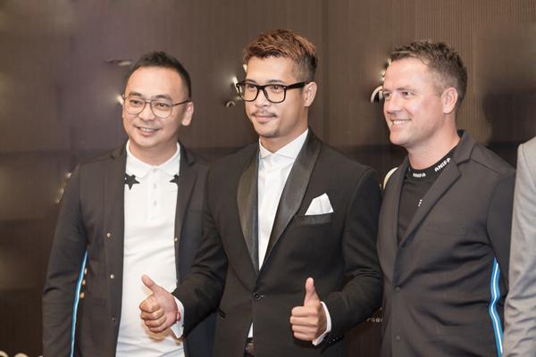 Mỹ nhân Hậu duệ mặt trời phiên bản Việt hào hứng chụp ảnh cùng Michael Owen-14