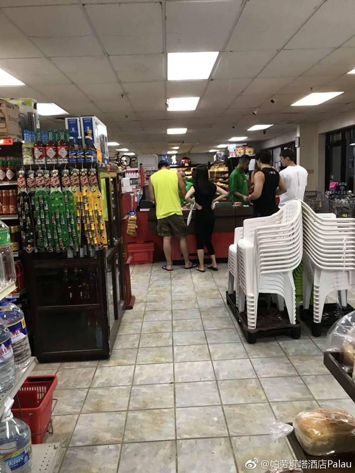 Bi Rain cùng Kim Tae Hee giản dị áo ba lỗ, dép tông đi du lịch-3