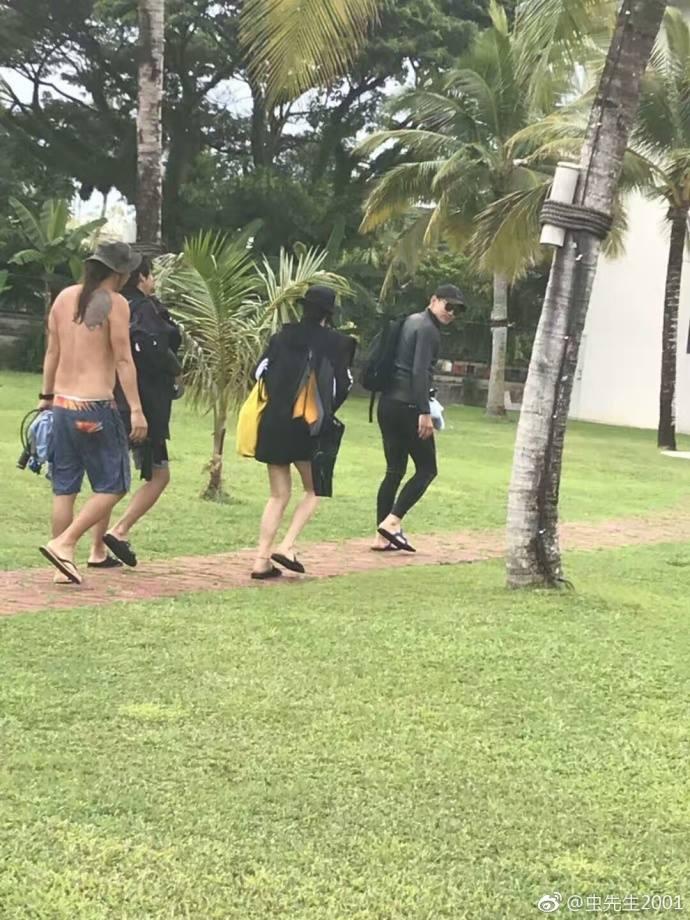 Bi Rain cùng Kim Tae Hee giản dị áo ba lỗ, dép tông đi du lịch-4