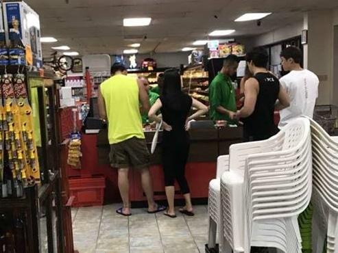 Bi Rain cùng Kim Tae Hee giản dị áo ba lỗ, dép tông đi du lịch