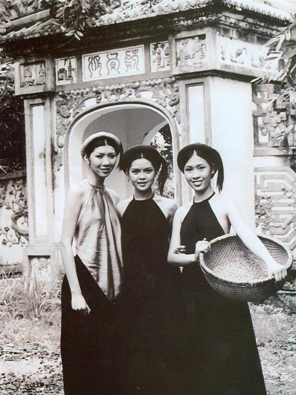 Áo yếm siêu mỏng với quần lót dây: Biến tấu xấu xí khiến dư luận dậy sóng-4