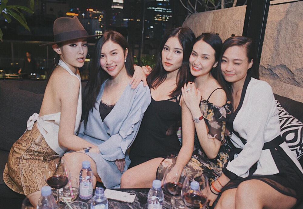 Chị gái khoe ảnh biến hình cực lầy lội chưa từng công bố trong đám hỏi hotgirl Vân Navy-3