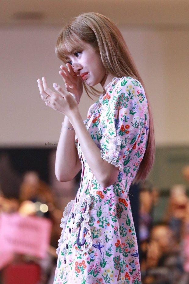 Tất cả đều biết Lisa (BlackPink) bật khóc tại fansign Thái nhưng lý do thì không phải ai cũng tỏ tường-4