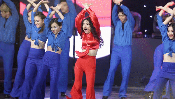 Khán giả lác mắt khi xem Hòa Minzy quẩy điệu xòe quạt như trên bar-1