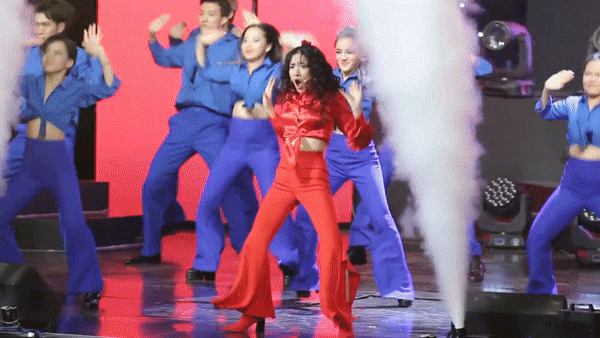 Khán giả lác mắt khi xem Hòa Minzy quẩy điệu xòe quạt như trên bar-3