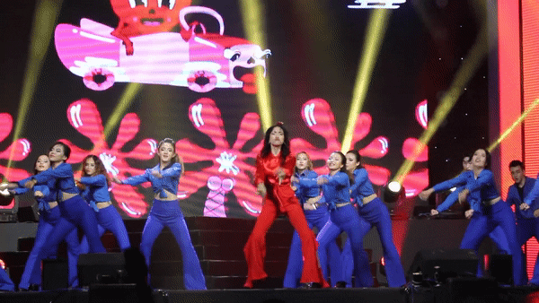 Khán giả lác mắt khi xem Hòa Minzy quẩy điệu xòe quạt như trên bar-2