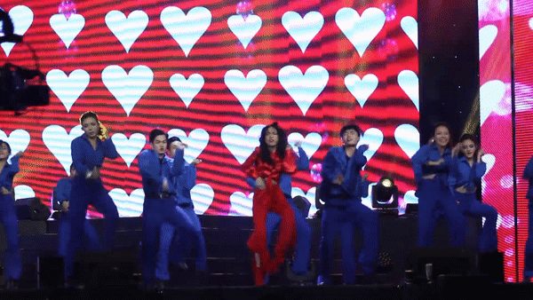 Khán giả lác mắt khi xem Hòa Minzy quẩy điệu xòe quạt như trên bar-4