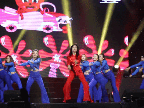 Khán giả lác mắt khi xem Hòa Minzy 'quẩy' điệu xòe quạt như trên bar