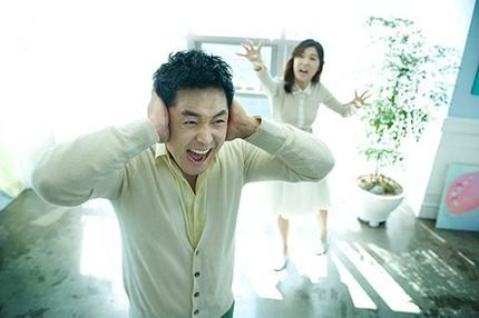 Khoe chiến tích ném nhẫn cưới, xé giấy đăng ký kết hôn và đập điện thoại như cơm bữa, cô vợ trẻ khiến hội chị em nóng mặt-2