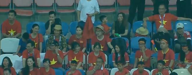 Hòa Minzy quẩy tưng bừng khi Công Phượng ghi bàn giúp U23 Việt Nam chiến thắng vẻ vang-7