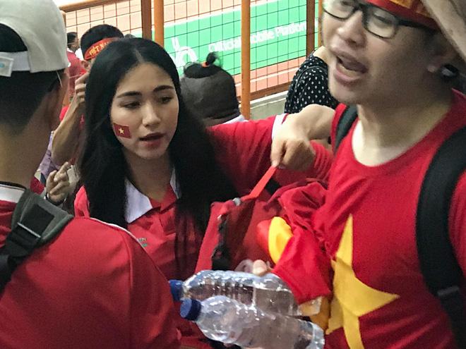 Hòa Minzy quẩy tưng bừng khi Công Phượng ghi bàn giúp U23 Việt Nam chiến thắng vẻ vang-11
