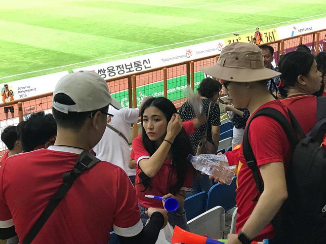 Hòa Minzy quẩy tưng bừng khi Công Phượng ghi bàn giúp U23 Việt Nam chiến thắng vẻ vang-12