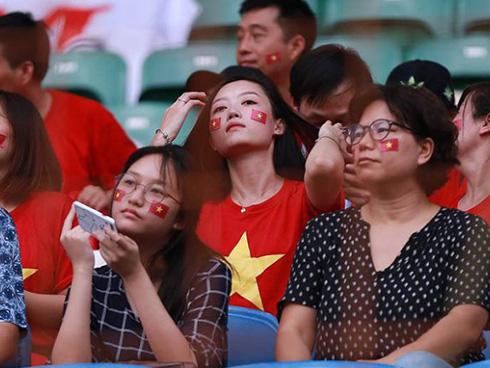 Quên Công Phượng và 2 quả penalty hỏng đi, những CĐV xinh đẹp này mới thực sự đang gây sốt