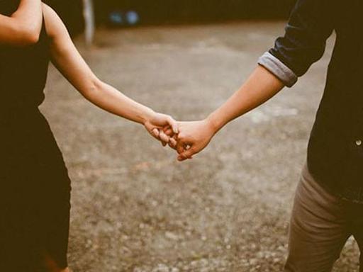 Yêu một người làm gì cũng luôn nắm tay bạn