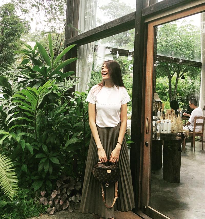 Street style sao Việt: Tâm Tít lăng-xê mốt quần jeans rách tả tơi - Angela Phương Trinh khoe da thịt sexy-7
