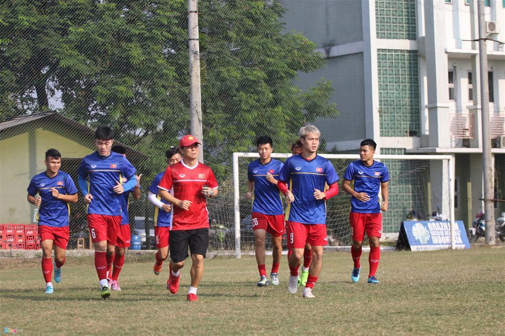 Công Phượng bối rối khi Hòa Minzy xuất hiện trên sân tập-1