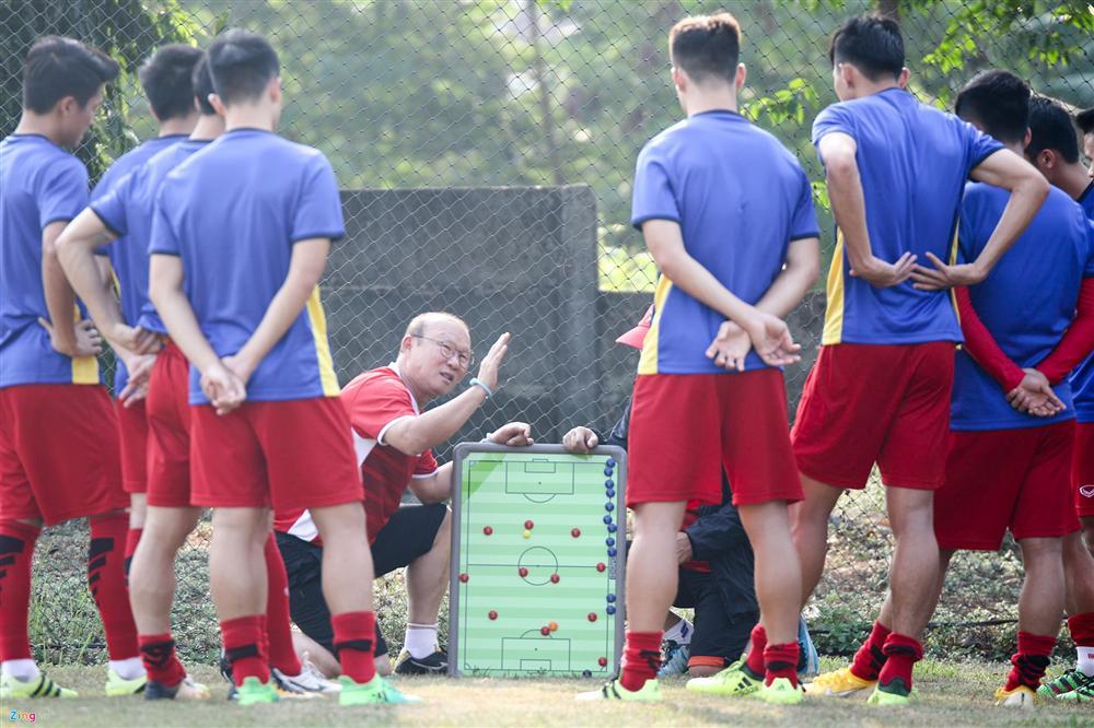 Công Phượng bối rối khi Hòa Minzy xuất hiện trên sân tập-2