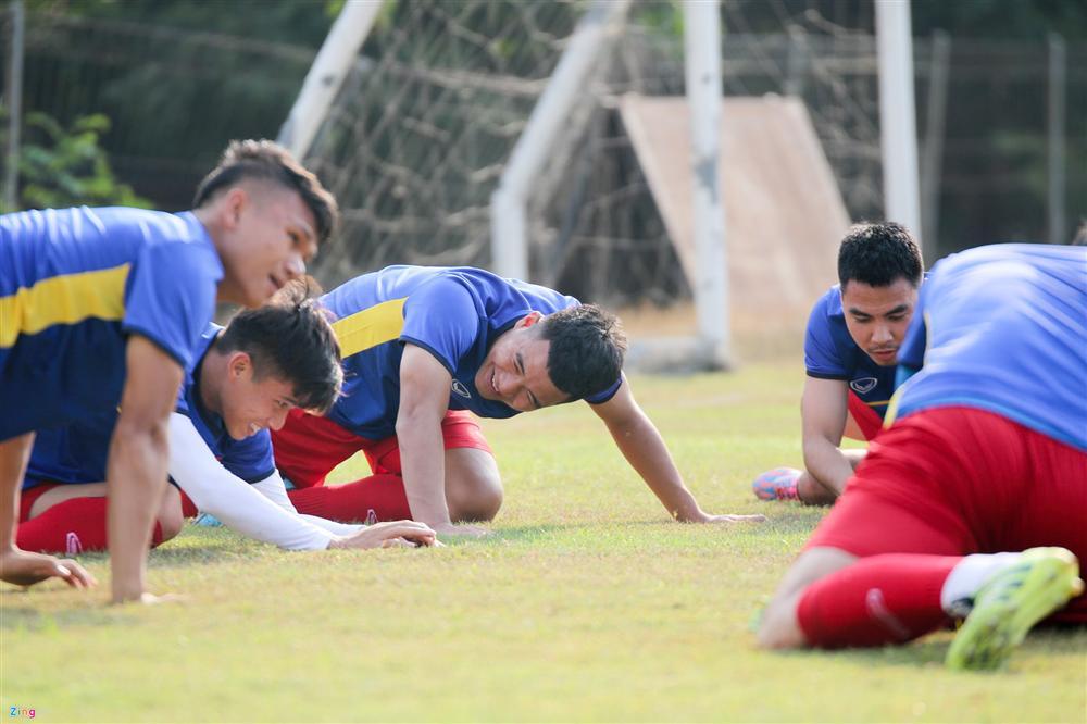 Công Phượng bối rối khi Hòa Minzy xuất hiện trên sân tập-3