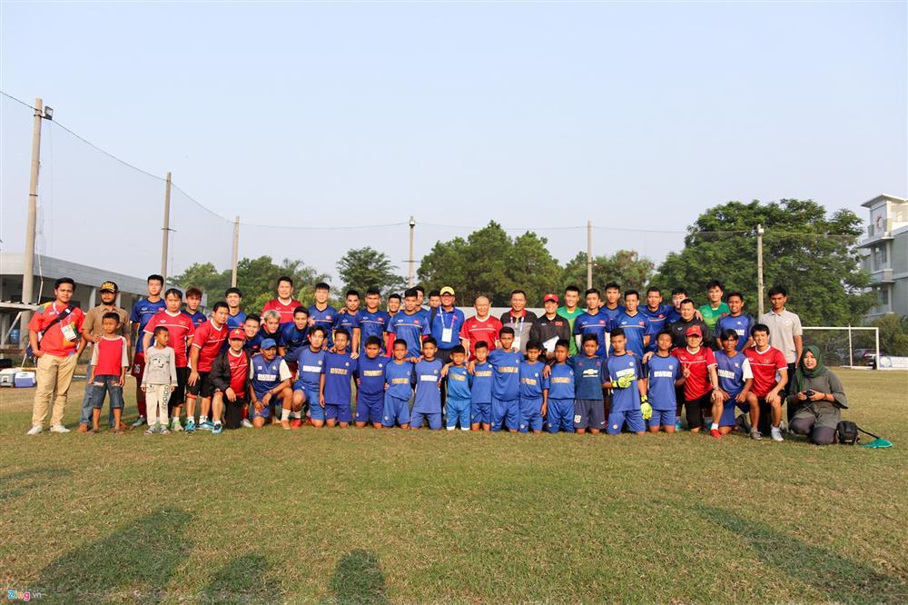 Công Phượng bối rối khi Hòa Minzy xuất hiện trên sân tập-4