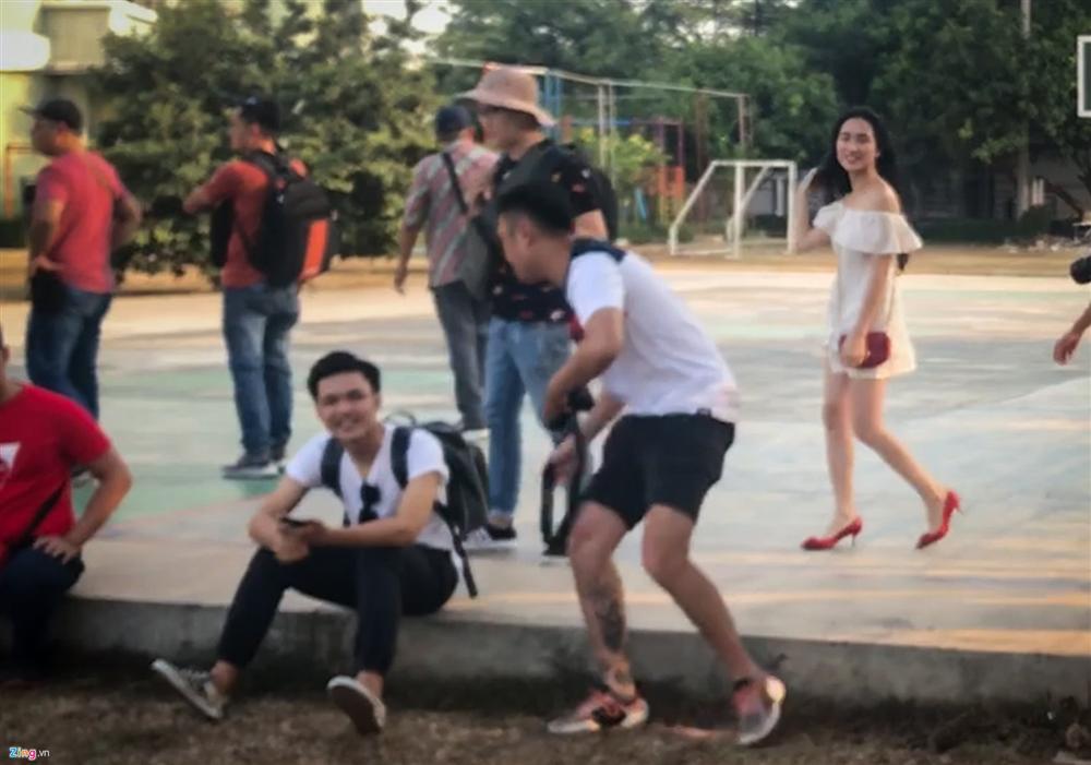 Công Phượng bối rối khi Hòa Minzy xuất hiện trên sân tập-5