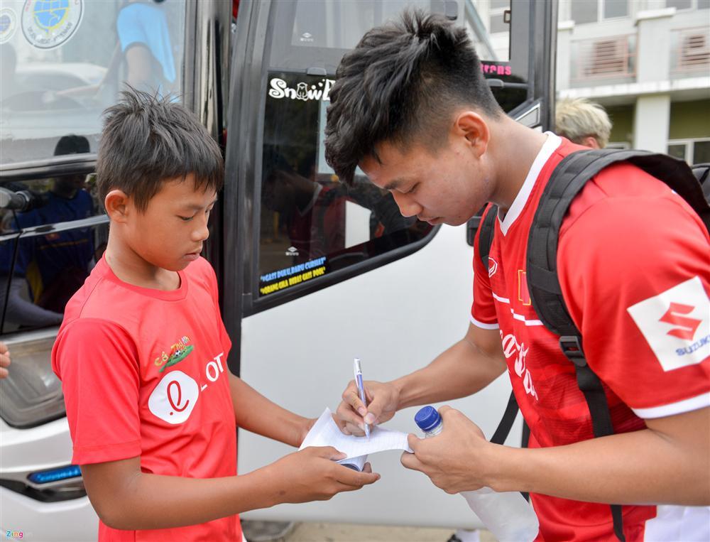 Công Phượng bối rối khi Hòa Minzy xuất hiện trên sân tập-8