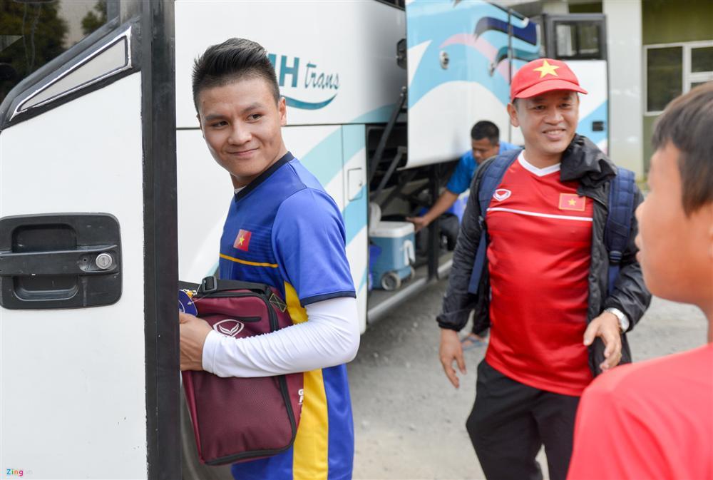 Công Phượng bối rối khi Hòa Minzy xuất hiện trên sân tập-9