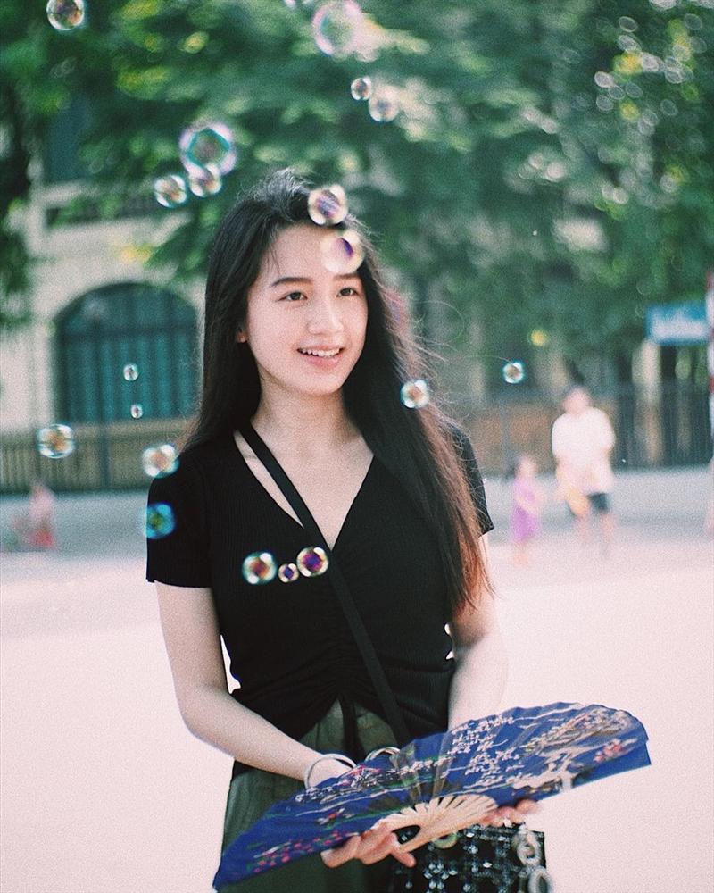 Hot girl Lào gốc Việt bất ngờ đăng ảnh dạo chơi phố đi bộ Hà Nội-1