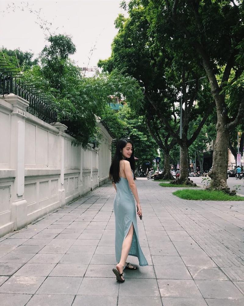 Hot girl Lào gốc Việt đăng ảnh dạo chơi phố đi bộ Hà Nội - 2sao