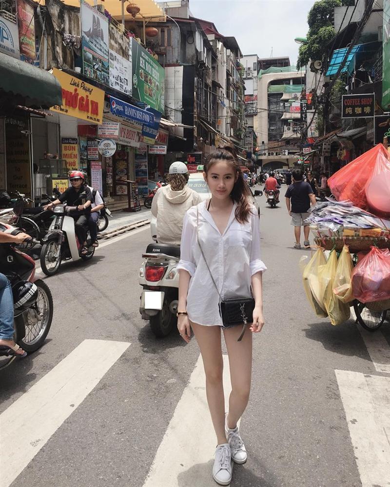 Hot girl Lào gốc Việt bất ngờ đăng ảnh dạo chơi phố đi bộ Hà Nội-5