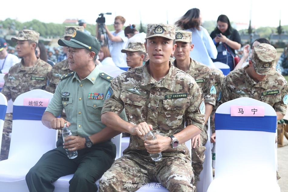 Nửa năm sau scandal ngoại tình: Giả Nãi Lượng đen nhẻm, gầy rộc, Lý Tiểu Lộ rạng rỡ bên bạn bè-1