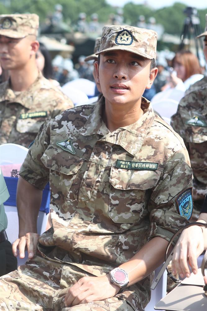 Nửa năm sau scandal ngoại tình: Giả Nãi Lượng đen nhẻm, gầy rộc, Lý Tiểu Lộ rạng rỡ bên bạn bè-2