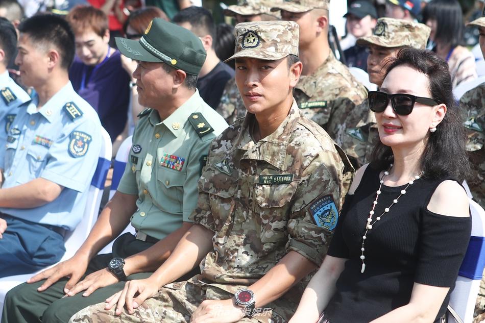 Nửa năm sau scandal ngoại tình: Giả Nãi Lượng đen nhẻm, gầy rộc, Lý Tiểu Lộ rạng rỡ bên bạn bè-3