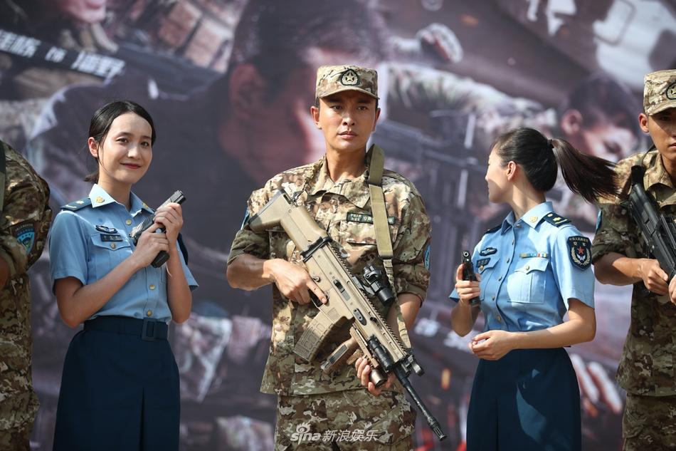 Nửa năm sau scandal ngoại tình: Giả Nãi Lượng đen nhẻm, gầy rộc, Lý Tiểu Lộ rạng rỡ bên bạn bè-4