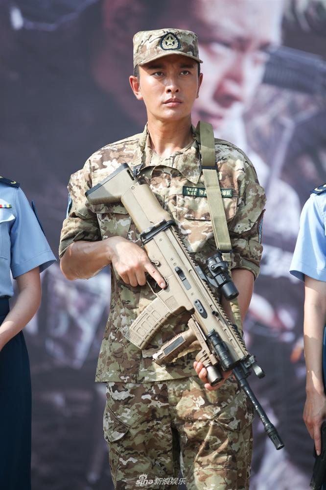 Nửa năm sau scandal ngoại tình: Giả Nãi Lượng đen nhẻm, gầy rộc, Lý Tiểu Lộ rạng rỡ bên bạn bè-5