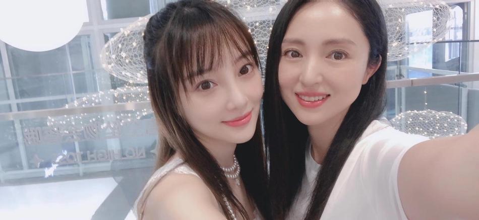 Nửa năm sau scandal ngoại tình: Giả Nãi Lượng đen nhẻm, gầy rộc, Lý Tiểu Lộ rạng rỡ bên bạn bè-9